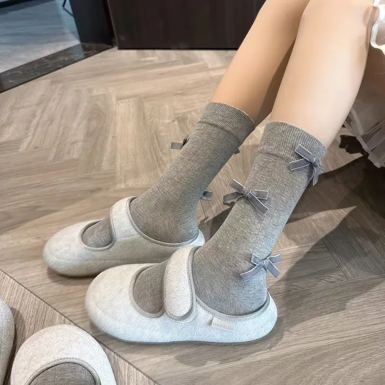 迷你萌妹 灰色竖条纹丝绒蝴蝶结百搭中筒袜
