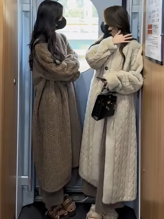 2023秋冬新款慵懒风复古加厚浮雕压花长款环保毛气质时尚百搭外套