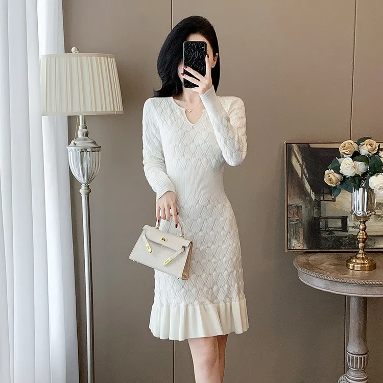 气质长袖连衣裙女秋冬2025新款御姐风加厚收腰配大衣白色针织裙子