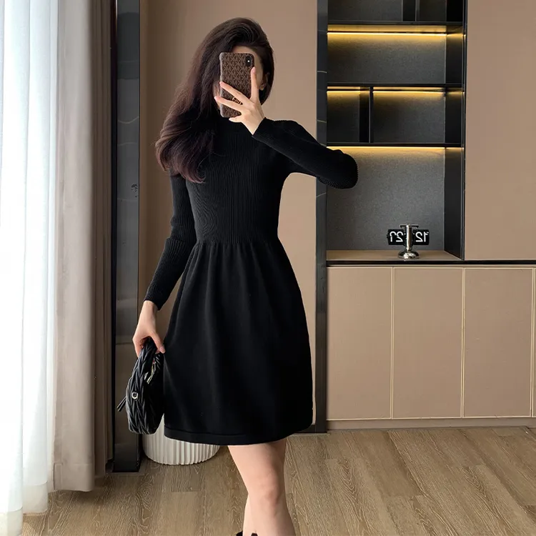 针织连衣裙秋装女2025年新款显瘦收腰赫本风打底配大衣毛衣小黑裙