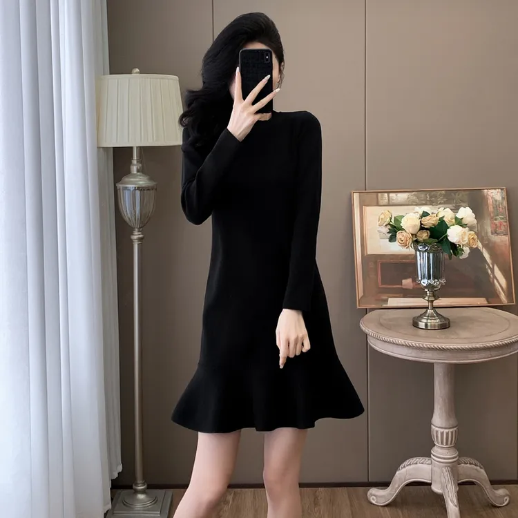 秋装女装长袖连衣裙小黑裙2025新款显瘦遮肚赫本黑色鱼尾针织裙子