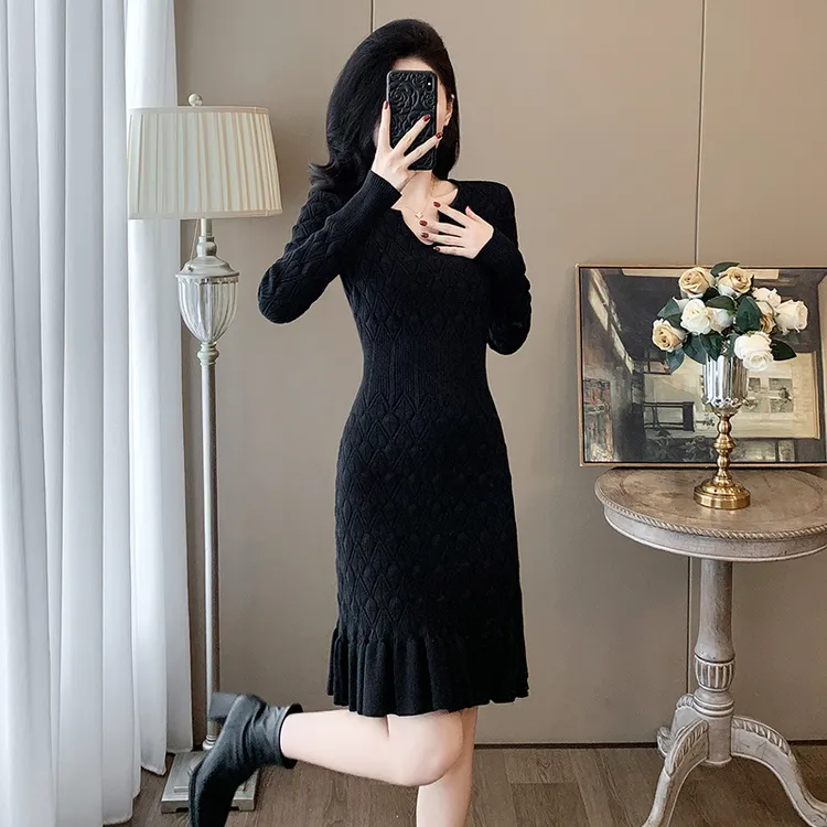 赫本风长袖连衣裙女秋装修身包臀裙子外穿加厚鱼尾毛衣打底小黑裙