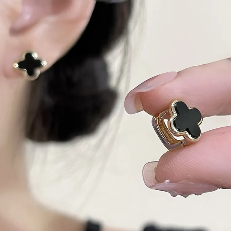 铜合金耳饰 黑色轻奢四叶草耳钉女气质迷你时尚百搭经典精致素款