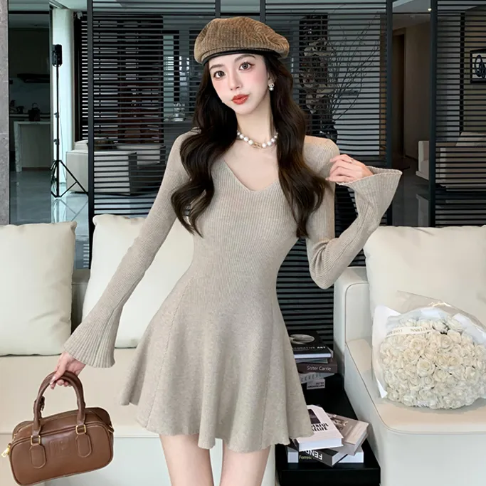 2025秋款百搭新款收腰V领喇叭袖针织a字修身显瘦裙子内搭连衣短裙