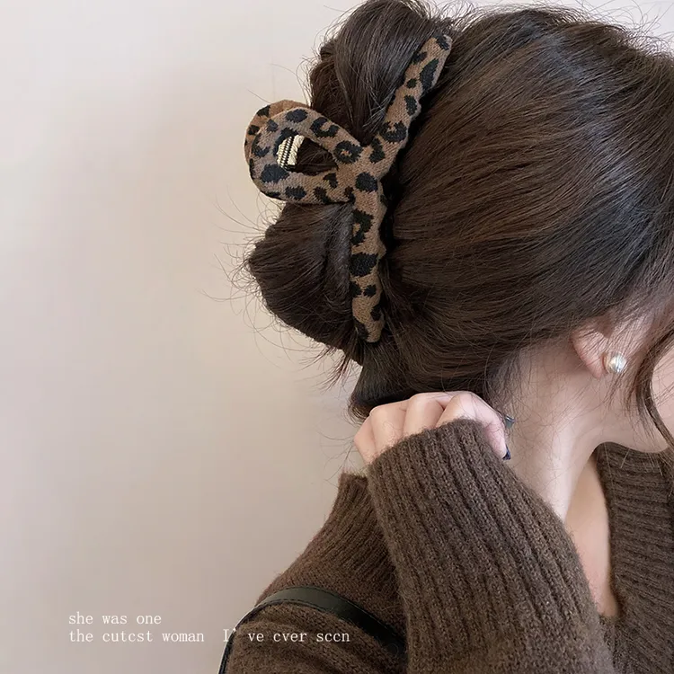 秋冬交叉豹纹丝绒抓夹女2024新款高级感鲨鱼夹后脑勺发夹盘发头饰