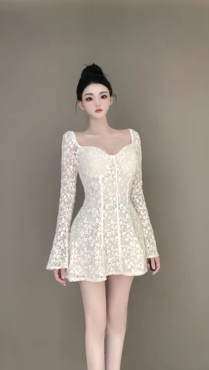 Sweet甜野 南法白茶 高级感白色重工蕾丝喇叭袖短款长袖连衣裙