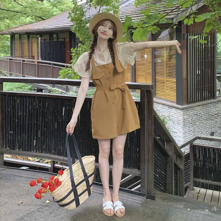 韩系休闲减龄背带裤套装女夏2025设计感荷叶边上衣阔腿短裤两件套