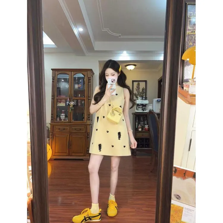 适用于黄色立体爱心设计感连衣裙女夏季宽松小个子无袖直筒背心短
