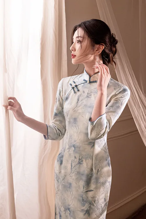 年轻款绝美高档旗袍2025年秋季新款日常修身新中式少女