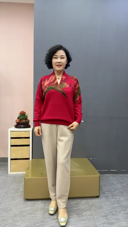 女人花小v时尚印花针织上衣