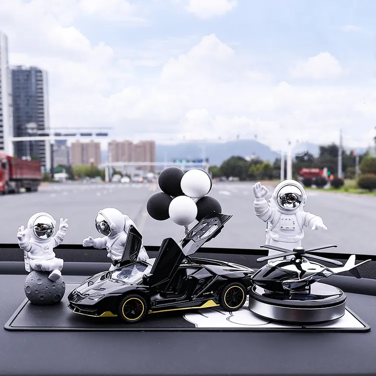 车载宇航员高档摆件汽车中控台轻奢装饰车内兰博跑车合金车模饰品
