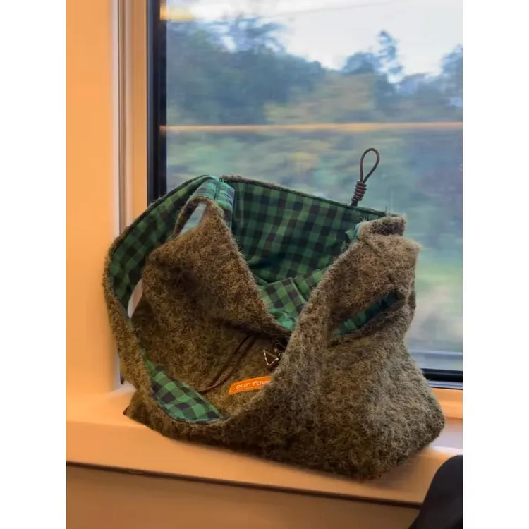 秋冬巴恩风毛绒单肩包女2025新款双面背通勤帆布水桶包手提托特包