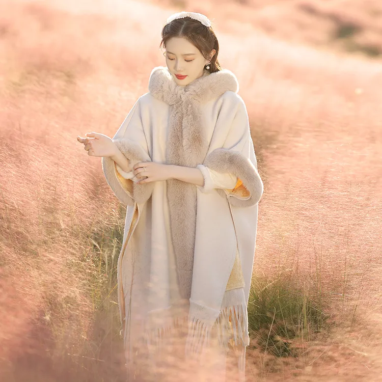 2024年秋冬季新款复古格纹披肩高级感加绒毛茸茸慵懒风斗篷外套女