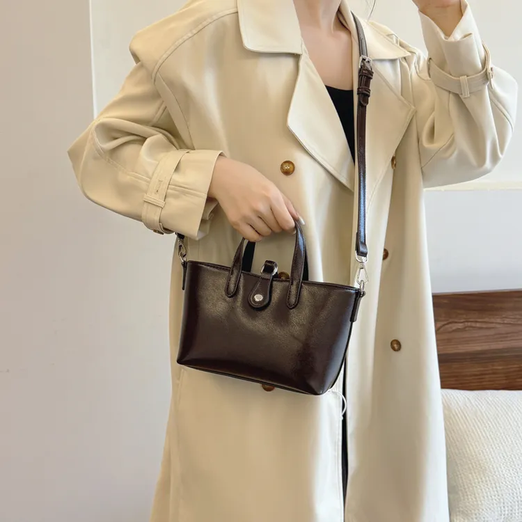 包包女2025新款斜挎包大容量简约复古手提包两用小包百搭单肩包
