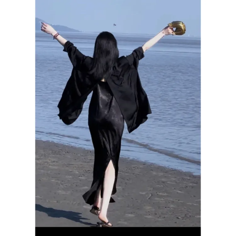 缎面设计感后开叉西装长袖+黑色气质印花吊带连衣裙春秋清凉套装