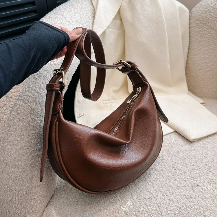 斜挎包大货已出上架及卖拉链车缝线饺子包PU斜挎包