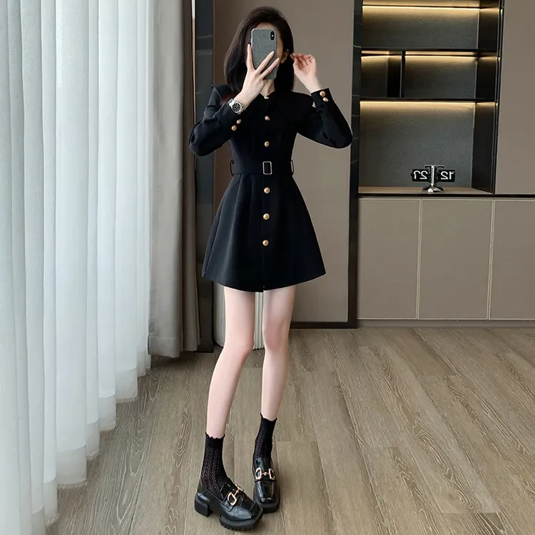 秋季赫本风连衣裙女2025黑色高级感法式娃娃领收腰显瘦长袖小黑裙