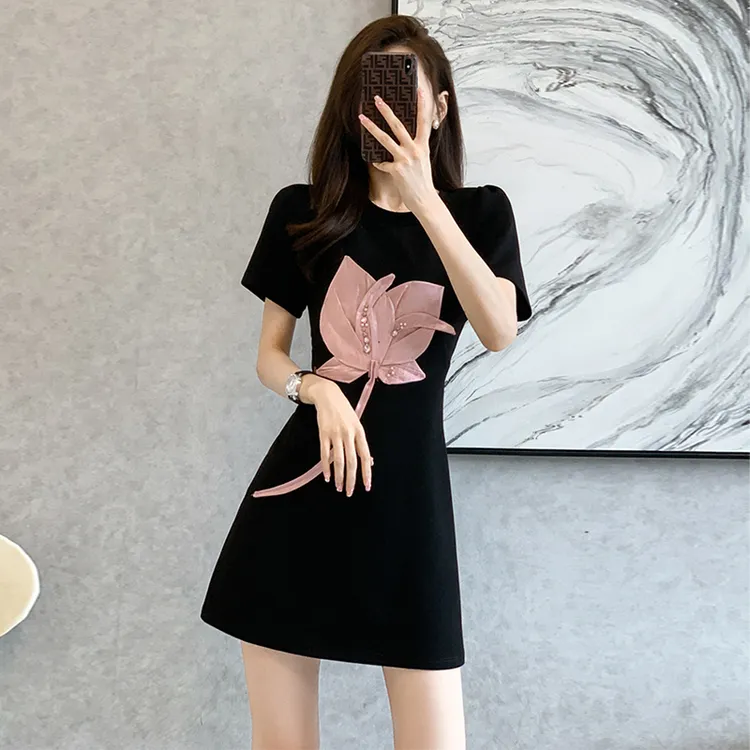 法式小黑裙2025夏季女新款洋气时尚小个子黑色修身显瘦圆领连衣裙