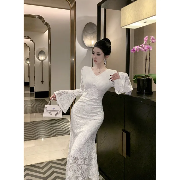 法式高级感蕾丝V领喇叭袖连衣裙收腰显瘦打底鱼尾裙