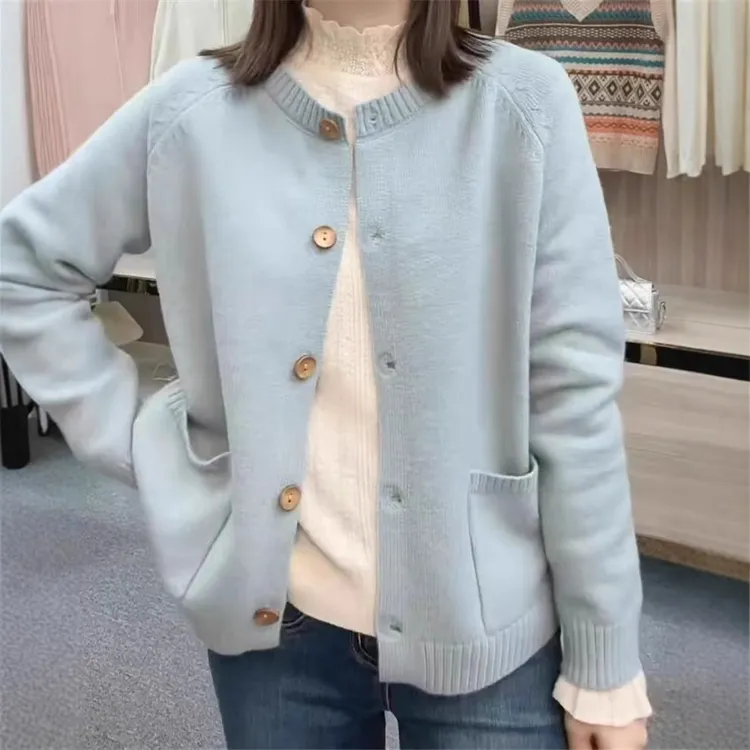 2024冬季新款天蓝色圆领口袋针织开衫女款洋气软糯慵懒风毛衣外套