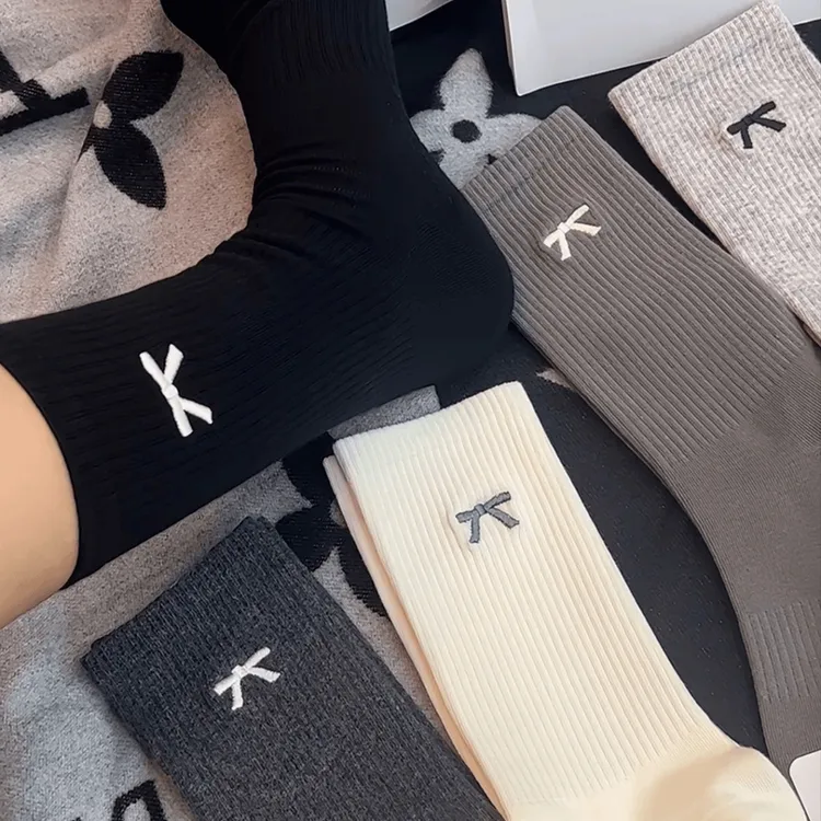 长筒白色袜子ins女秋冬款针绣袜蝴蝶结无骨袜配芭蕾风鞋子长袜