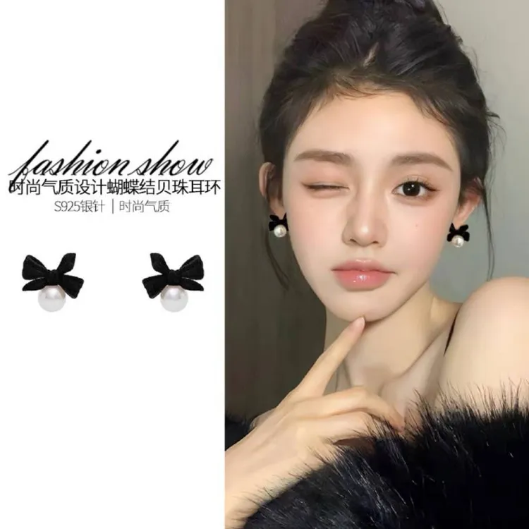 秋冬新款蝴蝶结耳钉女2025年火爆款轻奢小众高级感珠珠百搭耳环女