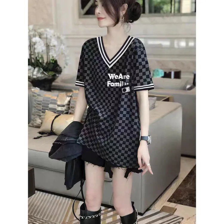 门店499！V领复古棋盘格精棉奥尔黛宽松阔版字母T恤女 L41296