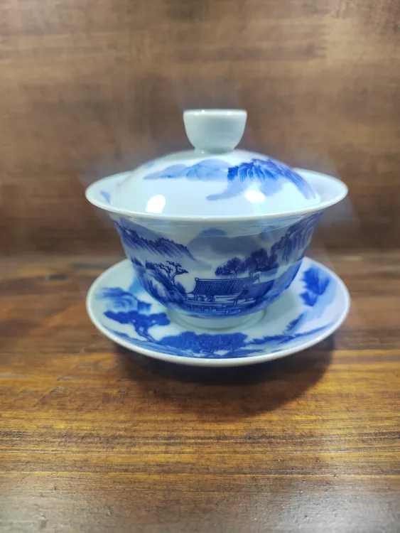 景德镇纯手绘青花山水三才盖碗。