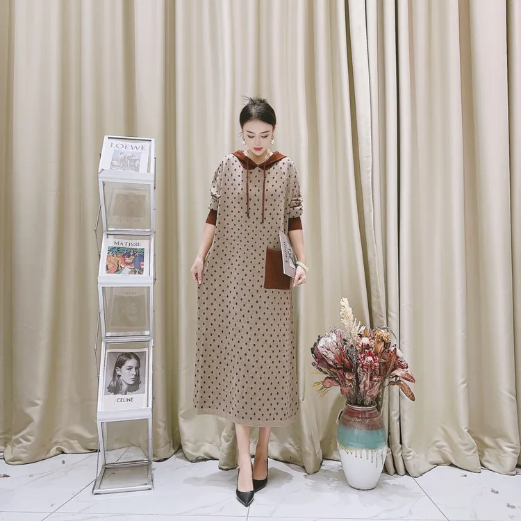 5583咖色波点卡其色打底设计师秋冬长款提花轻奢针织带帽连衣裙