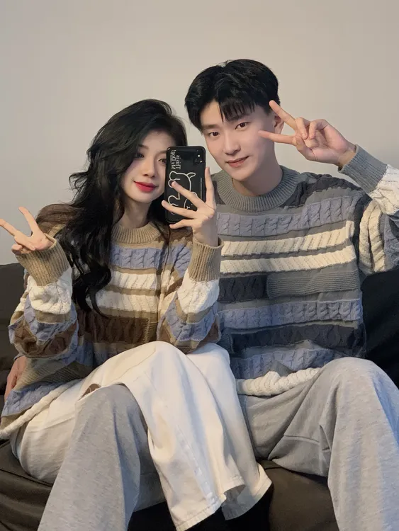 情侣装秋冬新款圆领毛衣民族风波浪拼接复古条纹港风学生针织衫