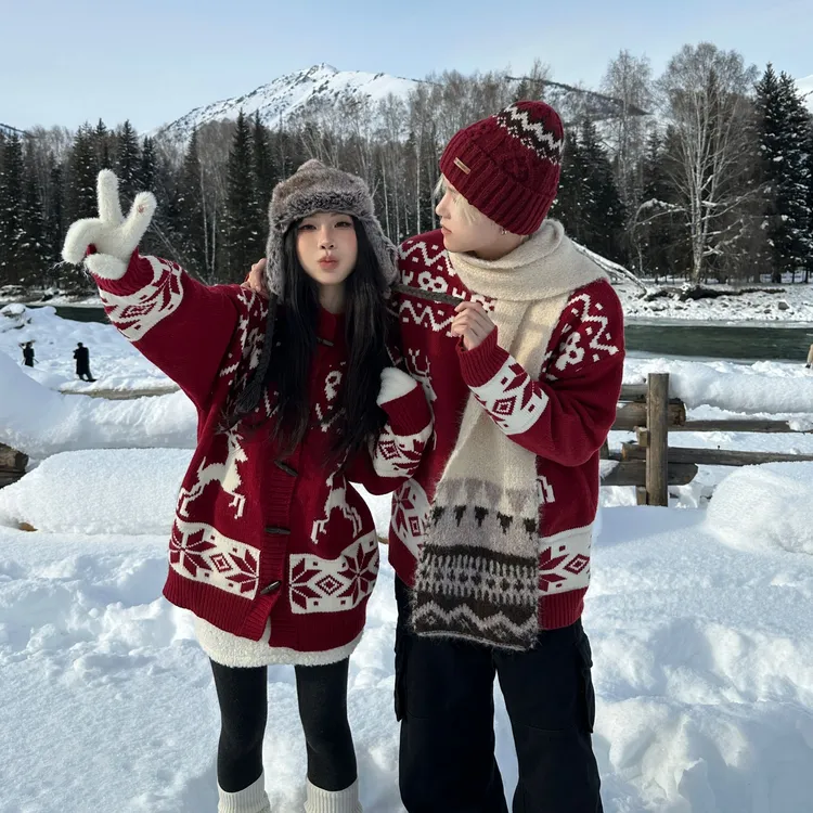 情侣装秋冬季新年麋鹿提花设计慵懒风宽松休闲牛角扣开衫毛衣