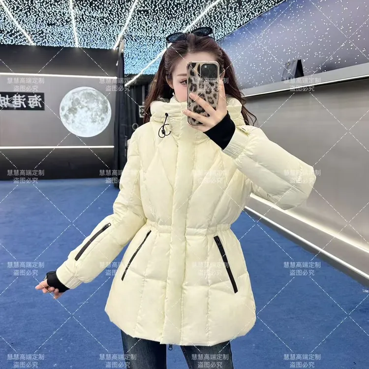 90白鹅绒轻奢羽绒服女短款2024年新款修身显瘦加厚冬季外套