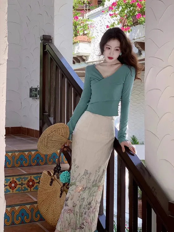 高级感名媛风V领套头针织衫女夏季设计感紧身显瘦内搭半身裙套装