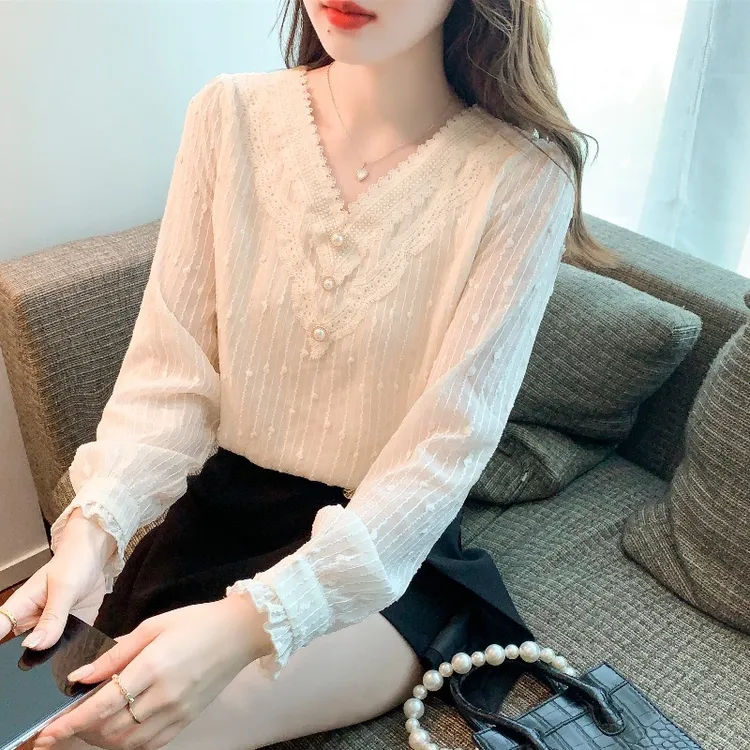 春秋季2025新款温柔风v领蕾丝女士洋气高端减龄雪纺小衫长袖上衣