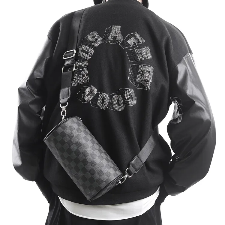 新款斜挎包男百搭真皮单肩包青年格子圆筒包休闲斜跨包男士小挎包