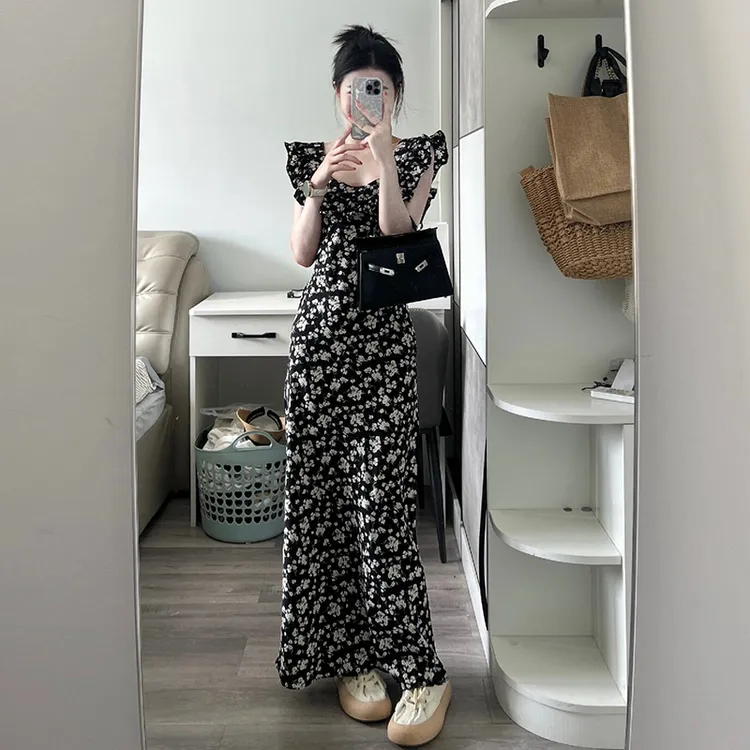 茶歇法式黑色碎花吊带小飞袖连衣裙子女2025新款夏季收腰显瘦长裙