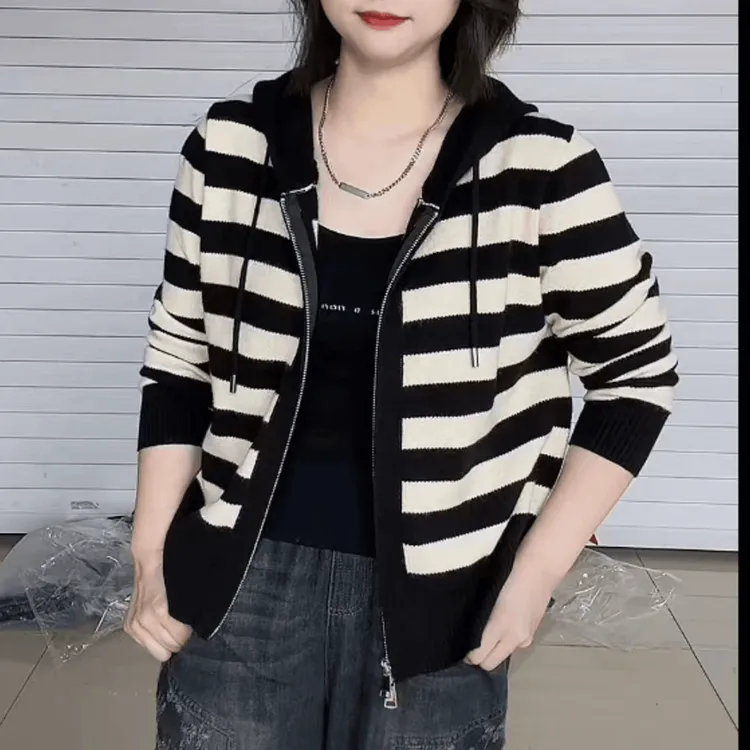 秋冬季网红新款简约条纹开衫显瘦大码休闲通勤连帽针织妈妈外套女