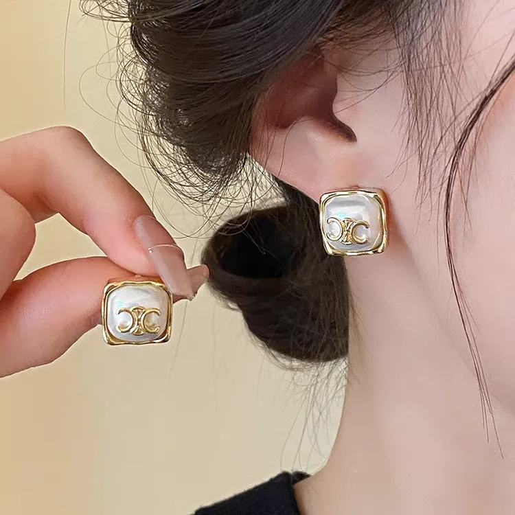 合金仿珍珠耳饰 方形珠珠字母耳钉简约时尚通勤百搭耳环轻奢耳饰