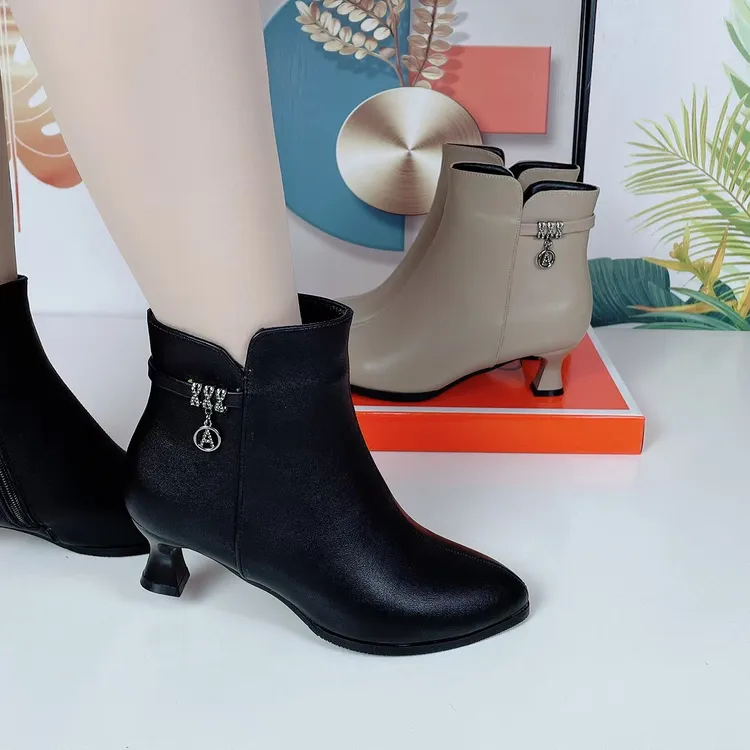 3公分2025新款韩版细跟时尚真皮百搭尖头加绒短靴女简约小短靴