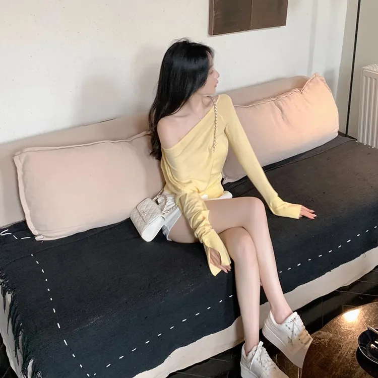 早秋露肩长袖针织衫斜肩慵懒风穿搭2025年新款初秋小众设计上衣女