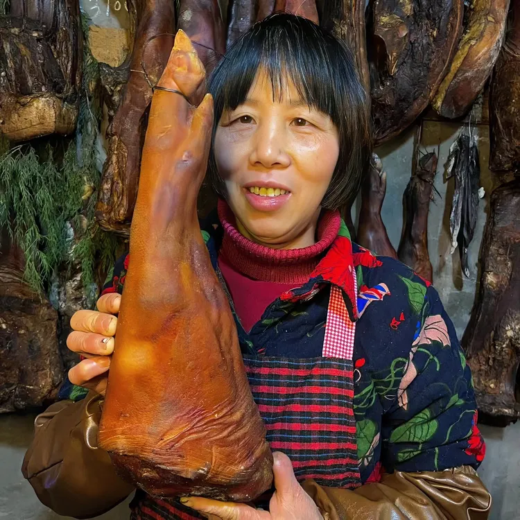 重庆巫山正宗腊猪蹄腊肉农家腌制柏树枝烟熏川味真空包装经典散装