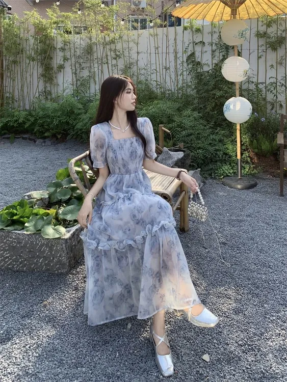 气质时尚茶里茶气长裙夏季收腰艺术高级感赫本风方领泡泡袖连衣裙