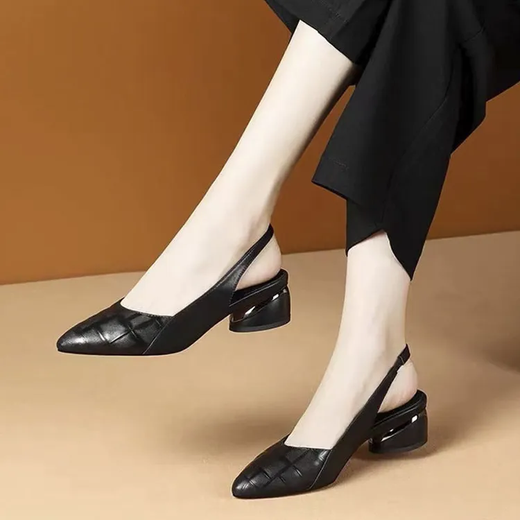 新款时装凉鞋女包头春夏季拼色中跟粗跟真皮中老年女鞋单鞋一字带