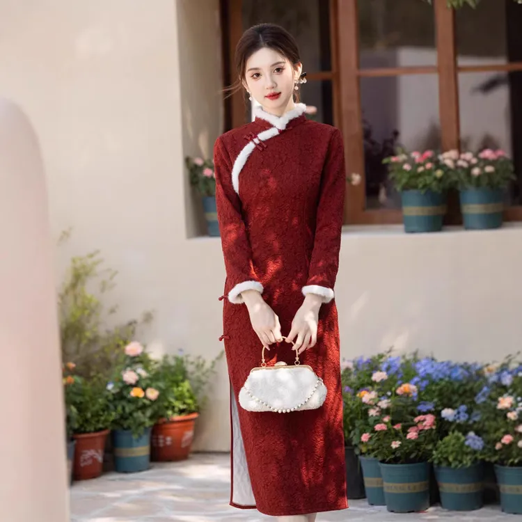 2024冬季新款提花复合内里加绒侧八扣长款旗袍酒红色订婚礼服现货