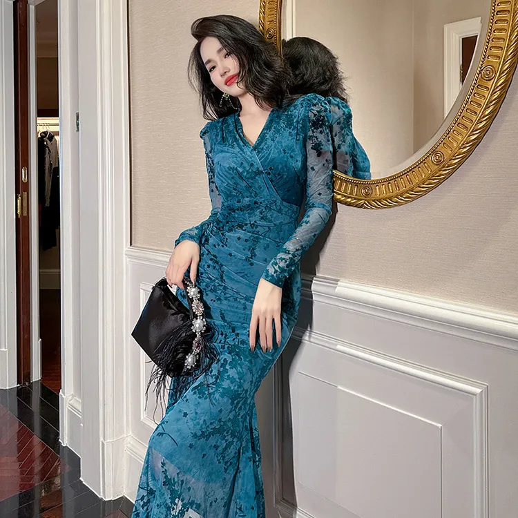 过膝长裙早秋装新款法式V领织绒碎花修身显瘦网纱连衣裙