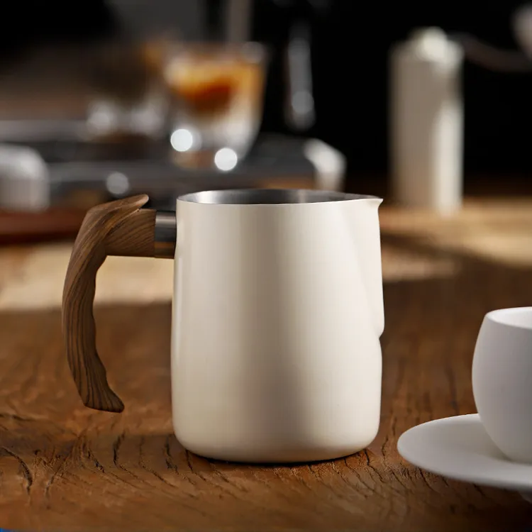 专业咖啡拉花杯304不锈钢圆嘴拉花缸加厚奶泡杯木纹柄打奶缸器具