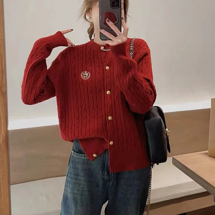 圆领单排扣复古麻花2025秋季新款刺绣徽章高级感针织开衫上衣女