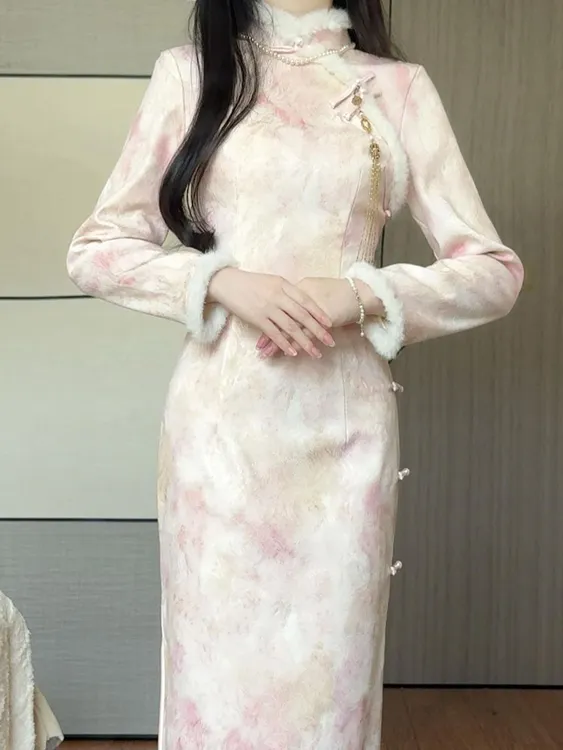 2025年冬季新款加绒加厚改良旗袍年轻高端气质粉色新中式长裙