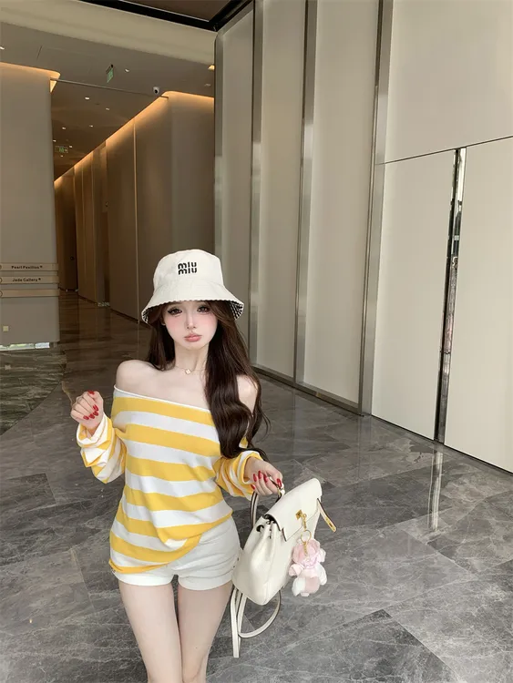 慵懒风宽松休闲百搭一字领撞色条纹针织长袖T恤上衣/高腰白色短裤