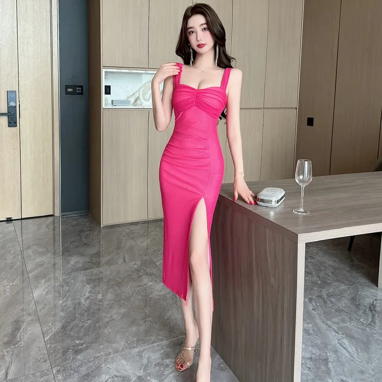 纯欲高级感吊带连衣裙女带胸垫春夏玫红色鱼尾长裙褶皱性感包臀裙